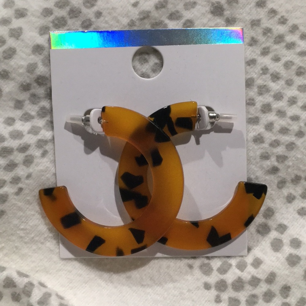 Tortoise hoop earrings. nwt.